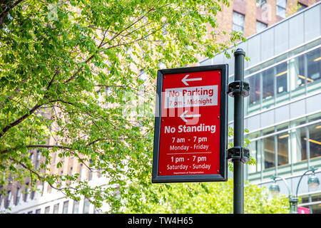 New York, USA. Mai 2, 2019. Keine Parkplätze, keine stehende rote Farbe auf Metall Pole, blur Bürogebäude Hintergrund. Manhattan Downtown Stockfoto