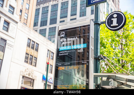 New York, USA. Mai 2, 2019. Bus Information System. Digitale Karte Manhattan Downtown Stockfoto