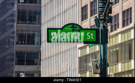 New York, USA. Mai 2nd, 2019. Bryant Park, West 42nd Street Sign. Blur Gebäude Fassade Hintergrund, Manhattan Downtown Stockfoto