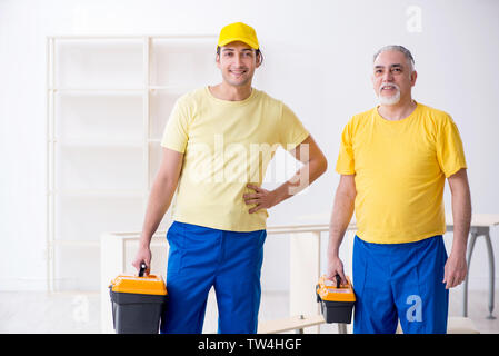 Zwei Fachfirmen Zimmerer Arbeiten im Innenbereich Stockfoto