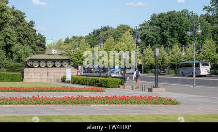 BERLIN, DEUTSCHLAND - Juni 8, 2019: sowjetische Kriegsdenkmal in Berlin-Tiergarten im Sommer Stockfoto