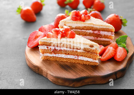 Zwei Stück hausgemachten Kuchen mit Erdbeeren auf Holzbrett Stockfoto