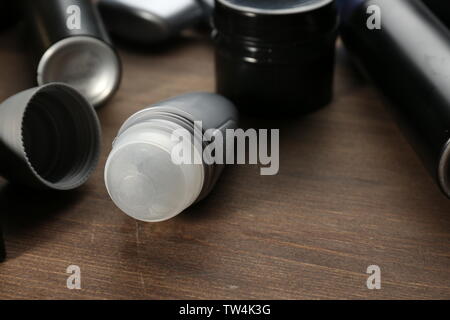 Set für die Körperpflege mit Deodorant auf hölzernen Tisch Stockfoto