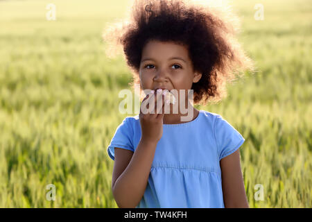 Wenig Afro American Girl in Green field Stockfoto