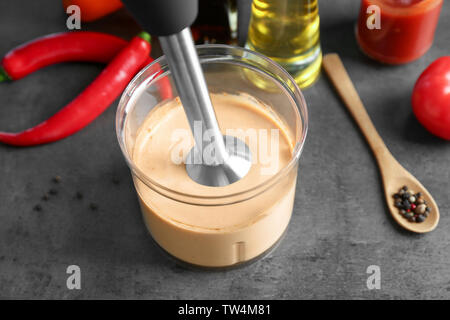 Blending cremige Tomatensauce für Fisch taco in Schüssel am Küchentisch Stockfoto