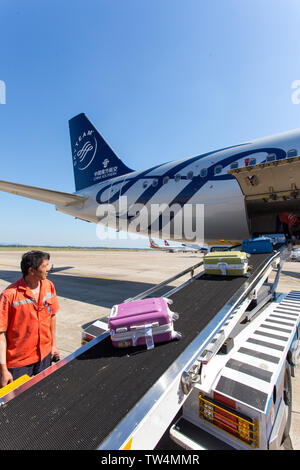 Southern Airlines, Ground Crew Transport von Gepäck. Stockfoto