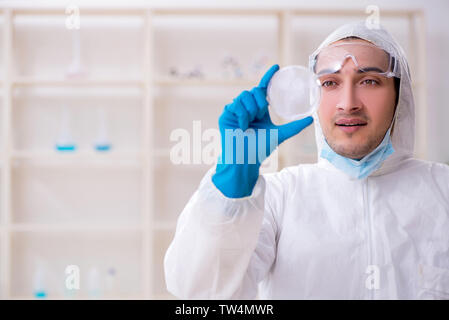 Junge männliche Chemiker im Labor arbeiten Stockfoto