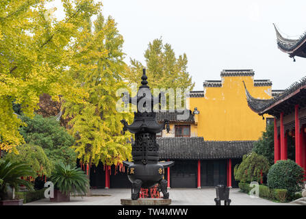 Ein großes Stativ Stil Weihrauch Herd in der Quanfu Tempel. Stockfoto