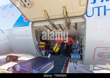 Southern Airlines, Ground Crew Transport von Gepäck. Stockfoto