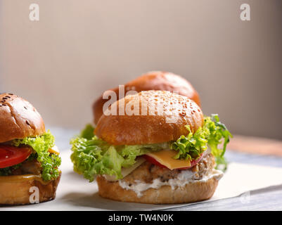 Zusammensetzung der drei leckere Türkei Burger auf Papier Stockfoto