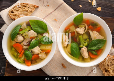 Zwei Schalen mit köstlichen Türkei Suppe auf Serviette Stockfoto