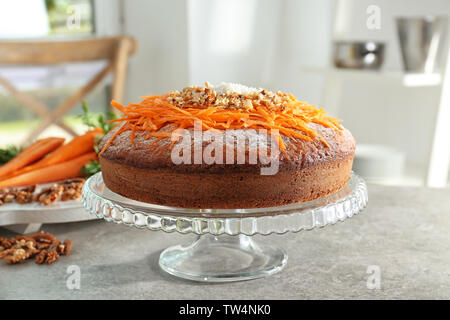 Leckeren Karottenkuchen auf Standfuß aus Glas Stockfoto