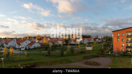 Finnische Vororte bei gutem Wetter im Herbst Stockfoto