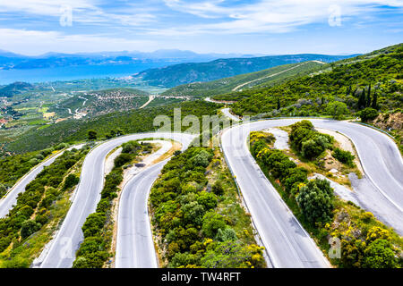 Kurvenreiche Straße in den Bergen von Griechenland Stockfoto