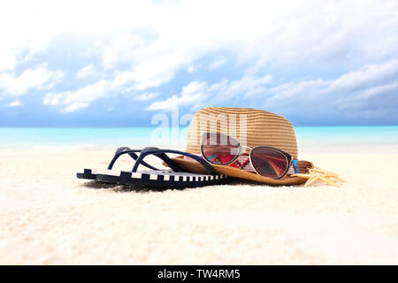 Strand Zubehör auf Sand in der Nähe Meer. Sommer Urlaub Konzept Stockfoto