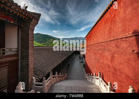 Die Oberseite des Bodhisattva ist auf den Geist Vulture Peak von taihuai Stadt, Berg Wutai, Provinz Shanxi. Der Tempel als Ganzes ist leuchtend und farbenfroh. Es ist ein Palast, der beim nachfolgenden Kaiser Wutai Berge angebetet. Es hat typische royal Merkmale. Es ist die größte Lama Kloster in Wutai Berg. Es ist auch eine nationale key Kloster des Buddhismus in der Han Nationalität Bereich vom Staatsrat bestimmt. Stockfoto