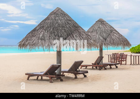 Blick auf das Meer Strand mit Sonnenliegen im Sommer Tag Stockfoto