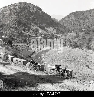 1950, historische, Radwandern in Italien, zwei Fahrräder auf einer kleinen Brücke auf einer Schotterpiste in einem Tal unterhalb der Dolomiten, ein Gebirge im Nordosten Italiens geparkt. Stockfoto