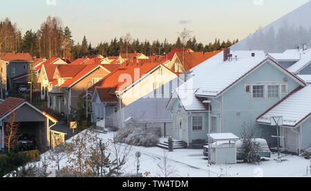 Finnische Häuser in den Vororten von Herbst und Winter in einem Schuss Stockfoto