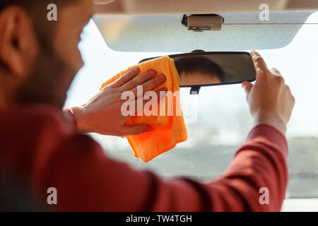 Foto von der Rückseite der männlichen mit orange rag Waschmaschine Spiegel der Maschine schließen Stockfoto