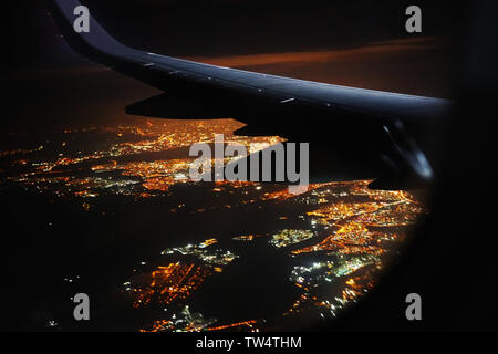 Nacht der großen Stadt vom Flugzeug Fenster Stockfoto
