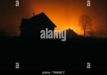 Beängstigend Silhouette eines Haus in der Nacht im Herbst Stockfoto