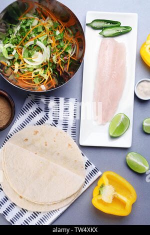 Zutaten für Fisch Tacos auf grauem Hintergrund Stockfoto