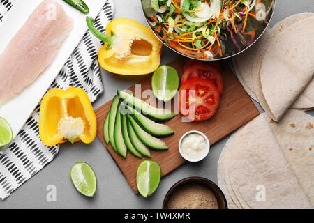 Zutaten für Fisch Tacos auf grauem Hintergrund Stockfoto