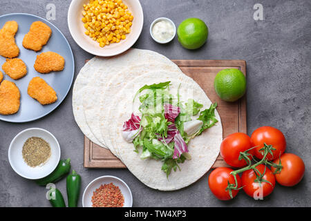 Zutaten für Fisch Tacos auf dunkelgrauem Hintergrund Stockfoto