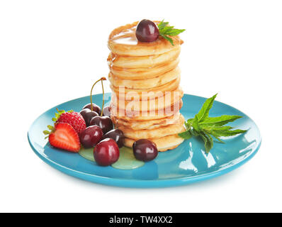 Teller mit leckeren Pfannkuchen und Beeren isoliert auf weißem Stockfoto