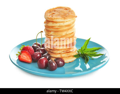 Teller mit leckeren Pfannkuchen und Beeren isoliert auf weißem Stockfoto