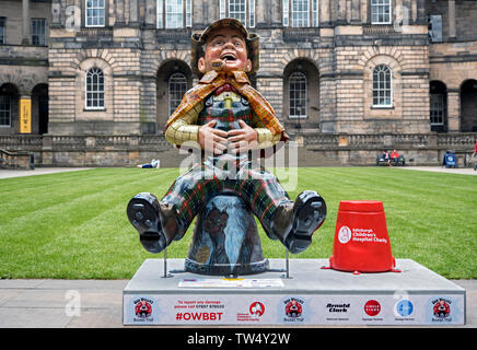 Oor Sherlock Holmes, einer von rund 200 individuelle Charaktere aus dem Broons, Teil der 2019 Oor Wullie grossen Wanne Trail. Edinburgh, Schottland. Stockfoto