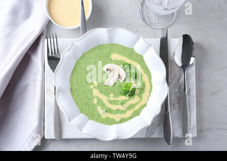 Mit lecker Brokkoli Käse Suppe auf der Tischplatte Stockfoto