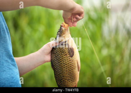 Mann mit frisch gefangenen Fisch, Nahaufnahme Stockfoto