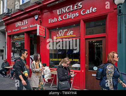 Touristen zu Fuß von Onkel Fish & Chip Cafe, George IV Bridge, Edinburgh, Schottland, Großbritannien. Stockfoto