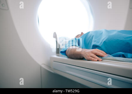 Selektiver Fokus der Patientenlagerung auf CT-Scanner Bett während der Tomographie test Stockfoto