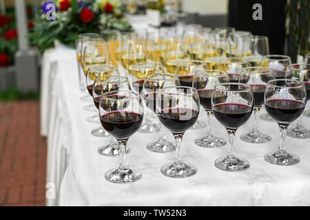 Viele Gläser verschiedene Wein auf festlichen Tisch Stockfoto