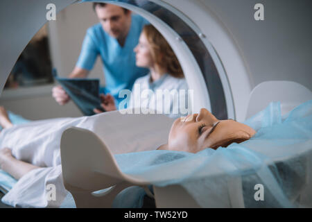 Selektiver Fokus der nachdenkliche Ärzte Prüfung x-ray Diagnose während des Patienten eine Diagnose für CT-Scanner Stockfoto