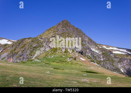 Spitzen, rocky, eindrucksvolle Gipfel über Rila Gebirge auf dem Weg nach Sieben Rila-Seen und klaren, tiefblauen Himmel Stockfoto