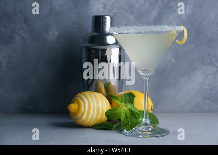 Glas Lemon Drop Martini mit Lust auf Tisch Stockfoto