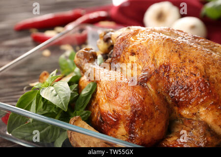Auflaufform mit gebratener Truthahn auf dem Tisch Stockfoto