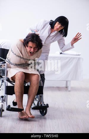Alten weiblichen Psychiater besuchen junge männliche Patienten Stockfoto