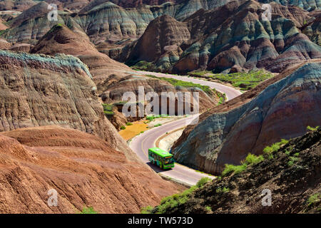 Eine kurvenreiche Straße durch die bunten Berge in Zhangye nationaler Geopark, Zhangye, Provinz Gansu, China Stockfoto