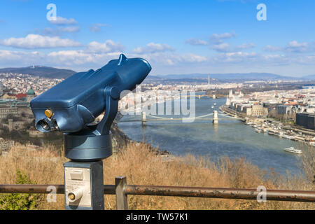 BUDAPEST, Ungarn - März 2018: Die Münze mit dem Fernglas auf einem Aussichtspunkt auf den Gellertberg in Budapest für Touristen. Stockfoto