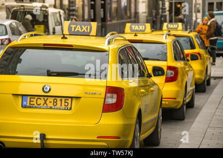 BUDAPEST, Ungarn - März 2018: Taxis aufgereiht warten auf die Flugpreise in Budapest City Center. Stockfoto