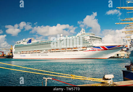 Bridgetown, Barbados - Dezember 12, 2015: Azura Kreuzfahrtschiff im Hafen angedockt. P O Cruises. Transport. Reisen mit Meerblick. Erholung und Urlaub. Stockfoto