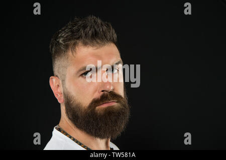 Bringen Sie mehr Stil zu bärtigen Gesicht. Bärtiger Mann auf schwarzem Hintergrund. Ernsthafte bärtigen Hipster mit modischen Haarschnitt. Brutale kaukasischen Kerl trägt Schnurrbart und Bart auf bärtigen Gesicht, kopieren. Stockfoto