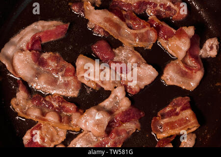 Foto von Speck in einer Pfanne gebraten. Stockfoto