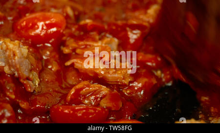 Speck, Tomate, Zwiebel, Karotte und Einfügen in einer Pfanne closeup Stockfoto