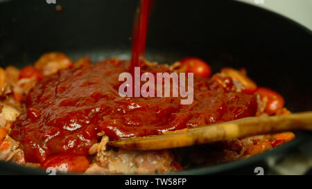 Speck, Tomate, Zwiebel, Karotte und Einfügen in einer Pfanne closeup Stockfoto